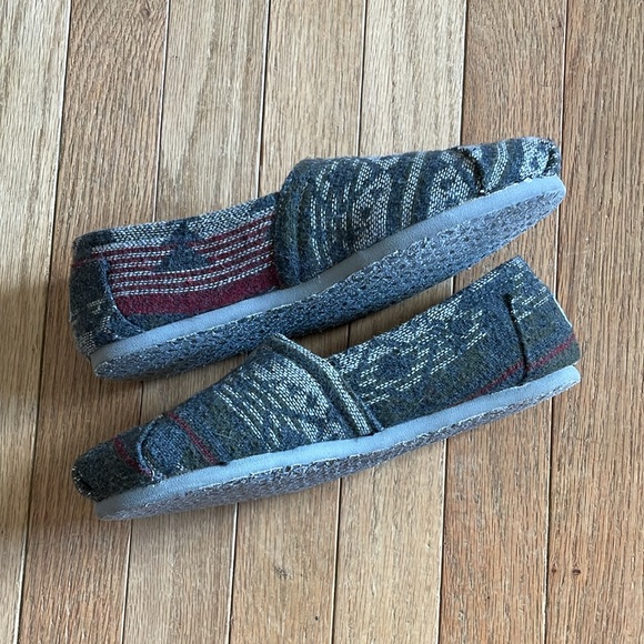 Tom’s fleece lined slip ons - Picture 2 of 4